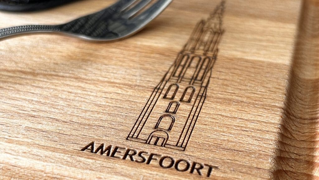 C'est ainsi que votre grain de bois conserve sa couleur foncée gravure sur bois sur planche à boire ou planche à découper